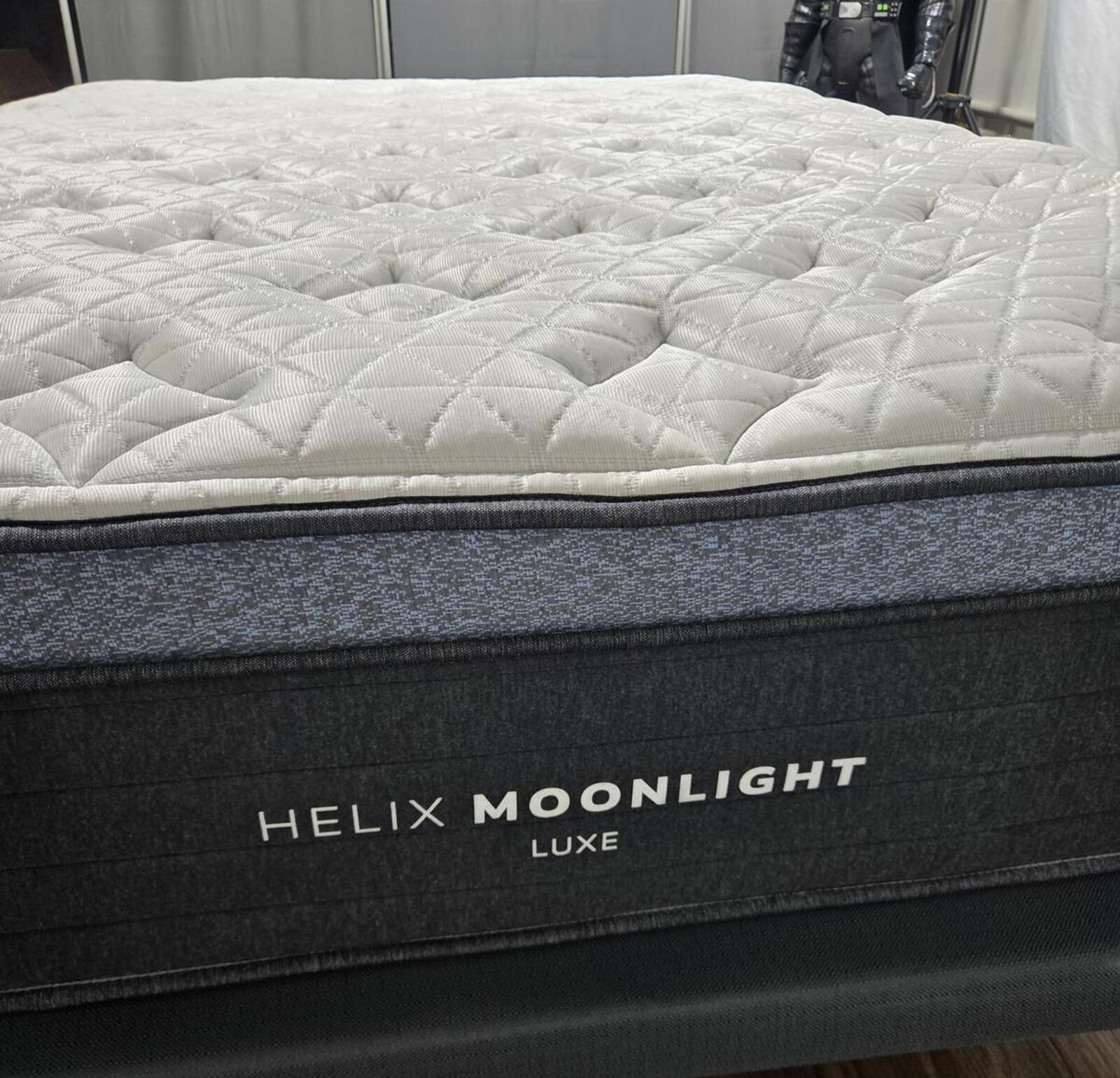 Helix Luxe Midnight Queen mattress, Like New Condition