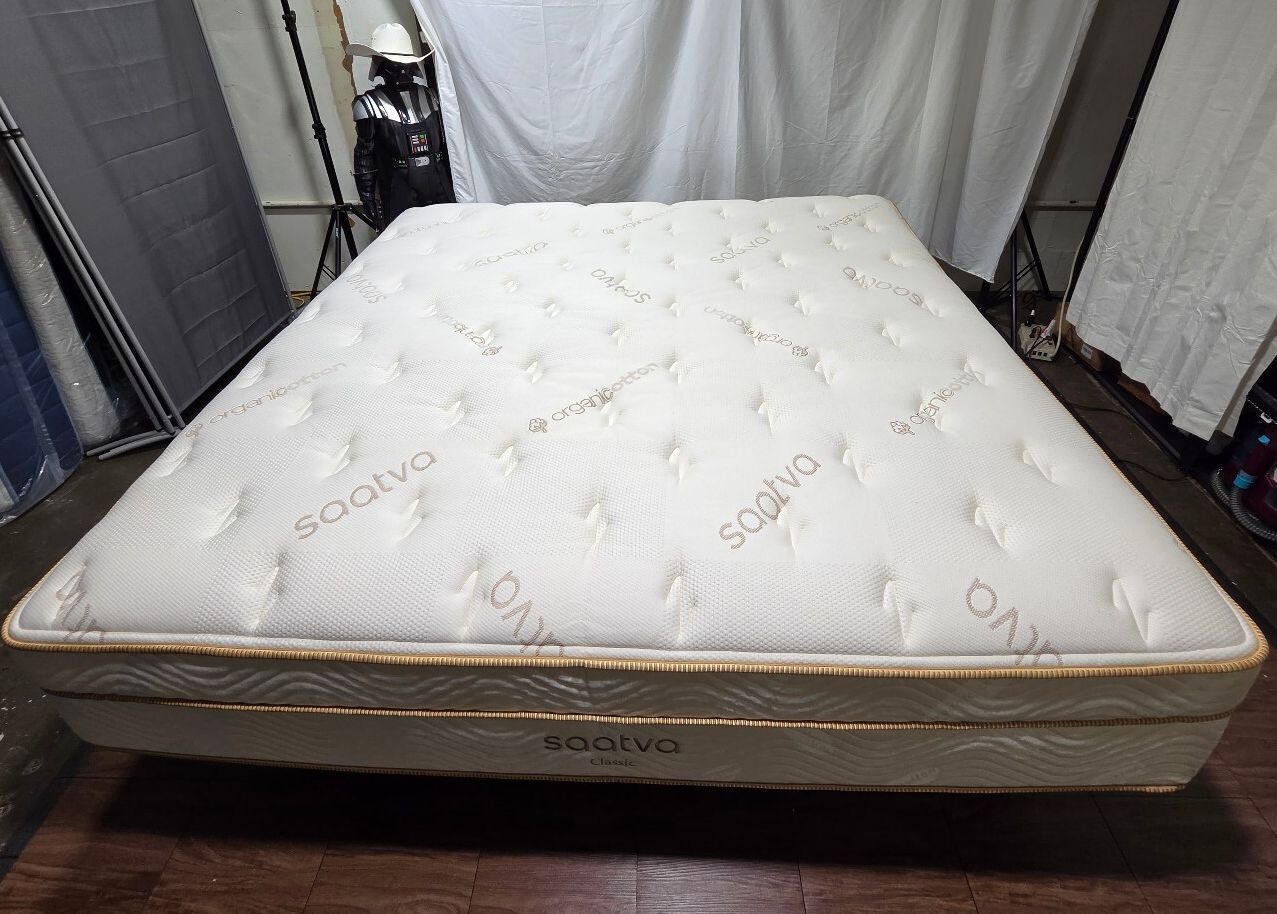Saatva Classic Plush 14.5" King mattress, Like New Condition