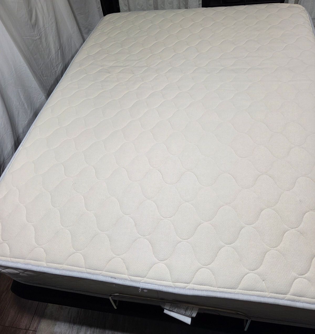 Winkbed EcoCloud Queen mattress, Like New Condition