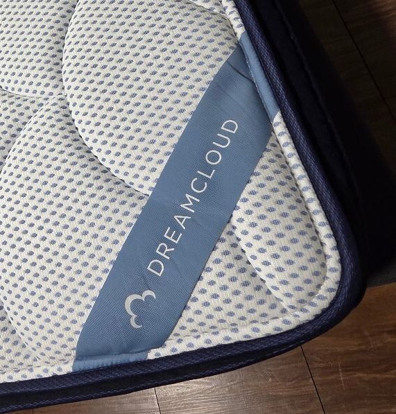 Dreamcloud Premier hybrid Queen mattress, Like New Condition