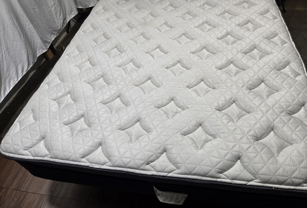 Helix Luxe Midnight Queen mattress, Like New Condition