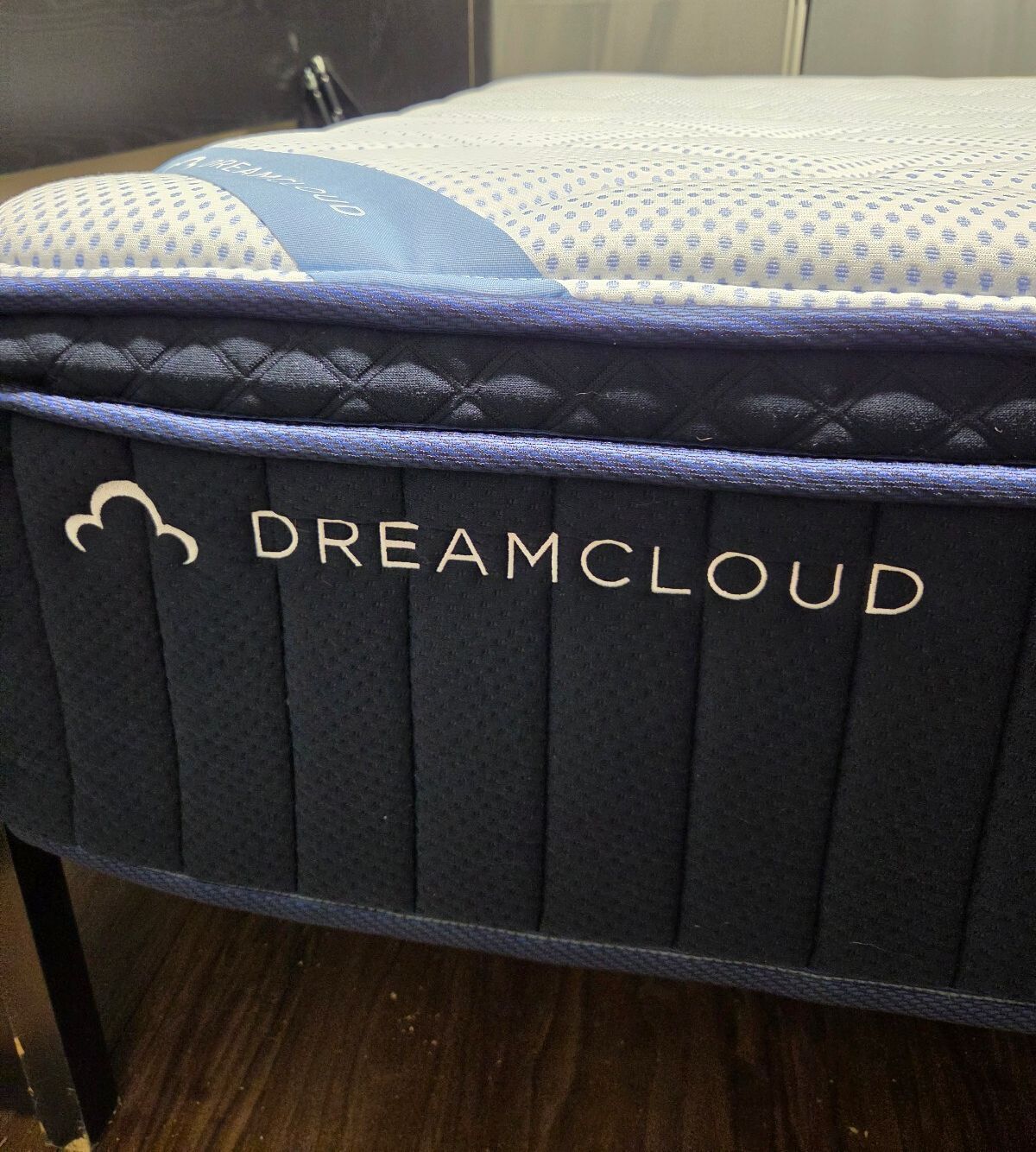 Dreamcloud premier king mattress, Like New Condition
