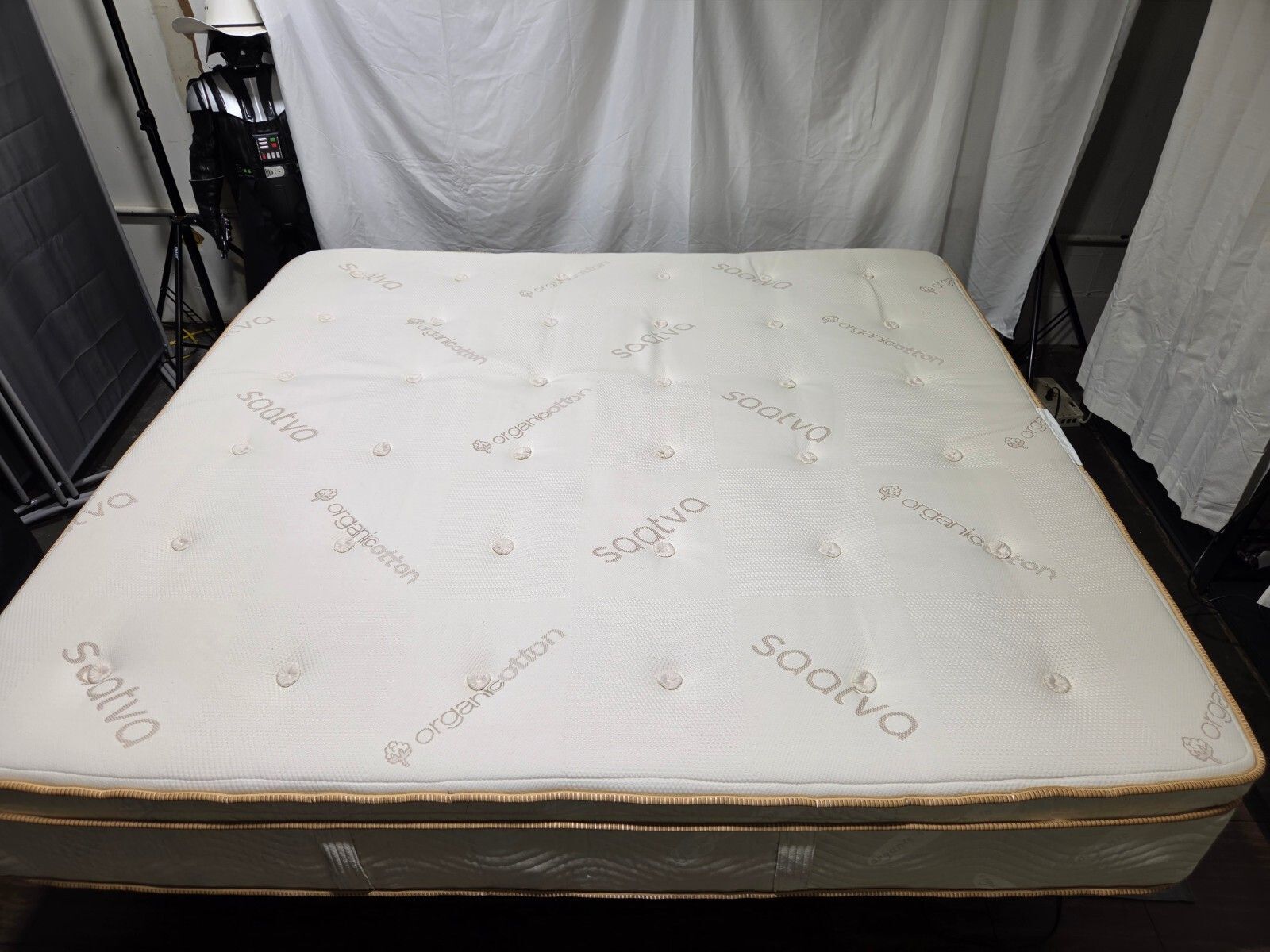 Saatva Latex Hybrid King mattress, Like New Condition