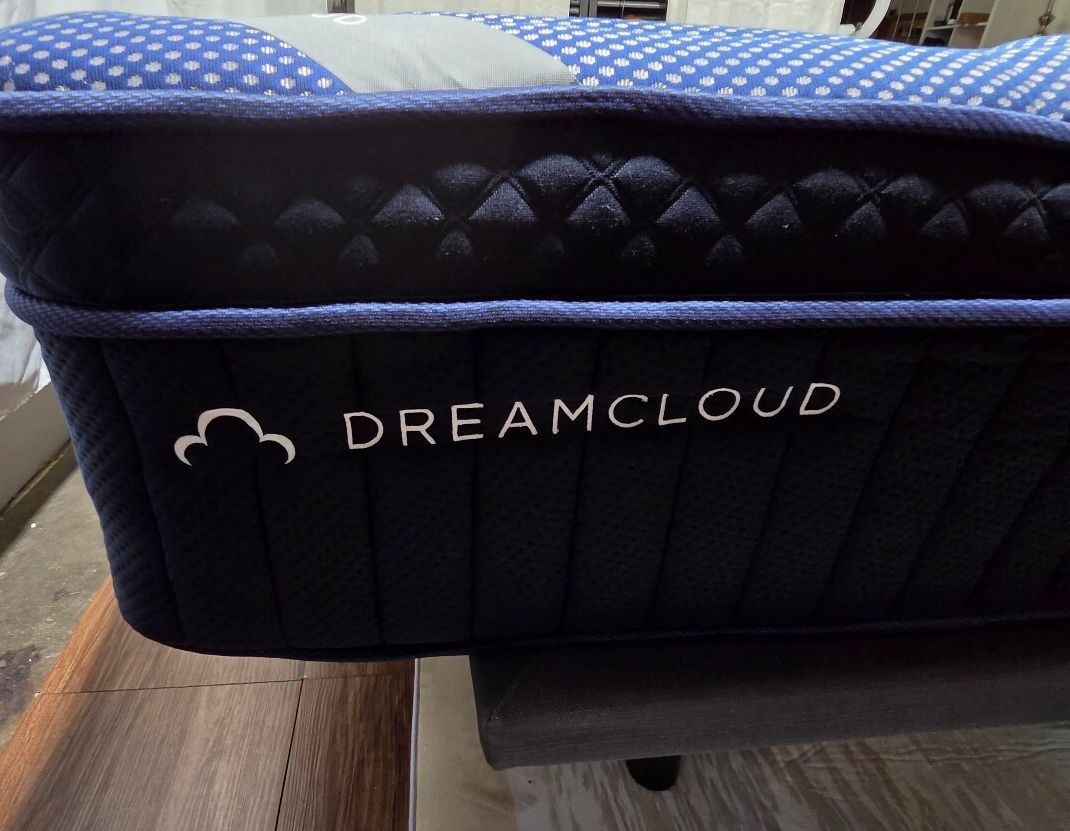 The DreamCloud Premier Rest, King mattress, Like New Condition