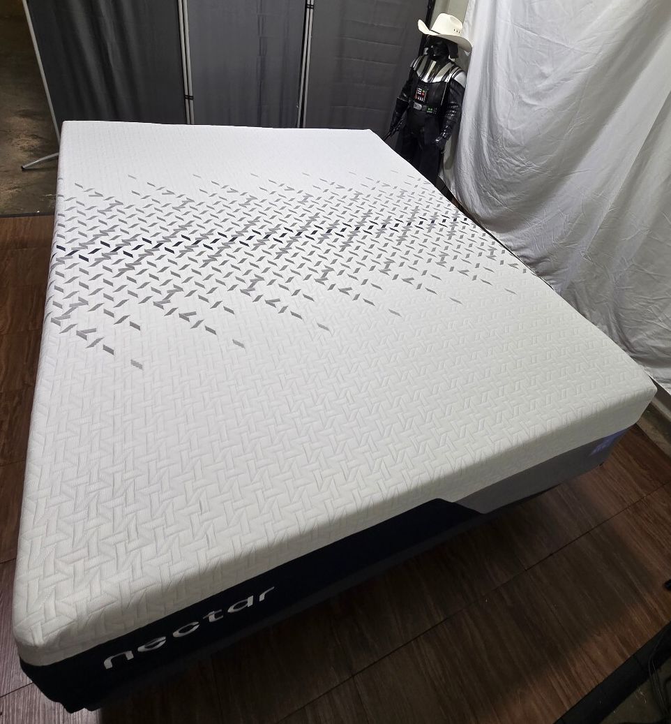 Nectar Luxe Memory Foam Queen mattress, Like New Condition