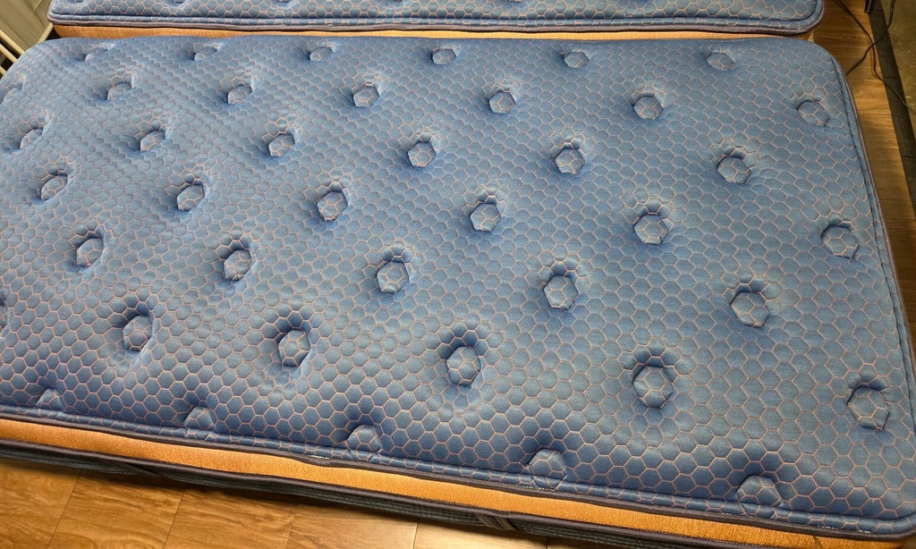 Brooklyn Bedding Aurora Luxe Cooling Split King (or 2 x TwinXL) mattress, Like New Condition
