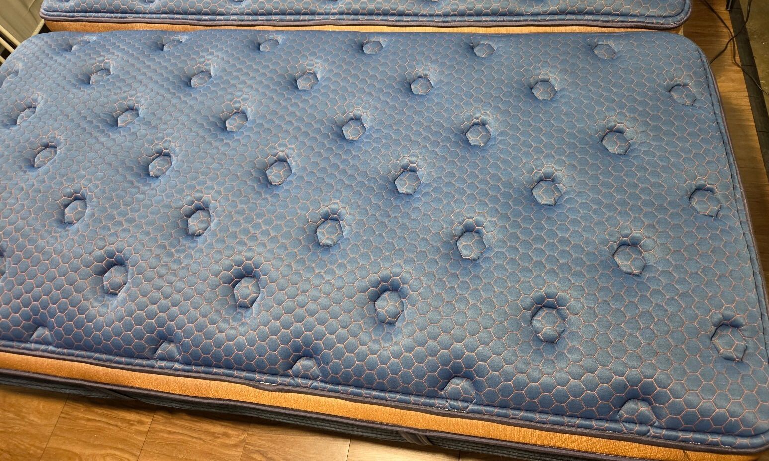 Brooklyn Bedding Aurora Luxe Cooling Split King (or 2 x TwinXL) mattress, Like New Condition