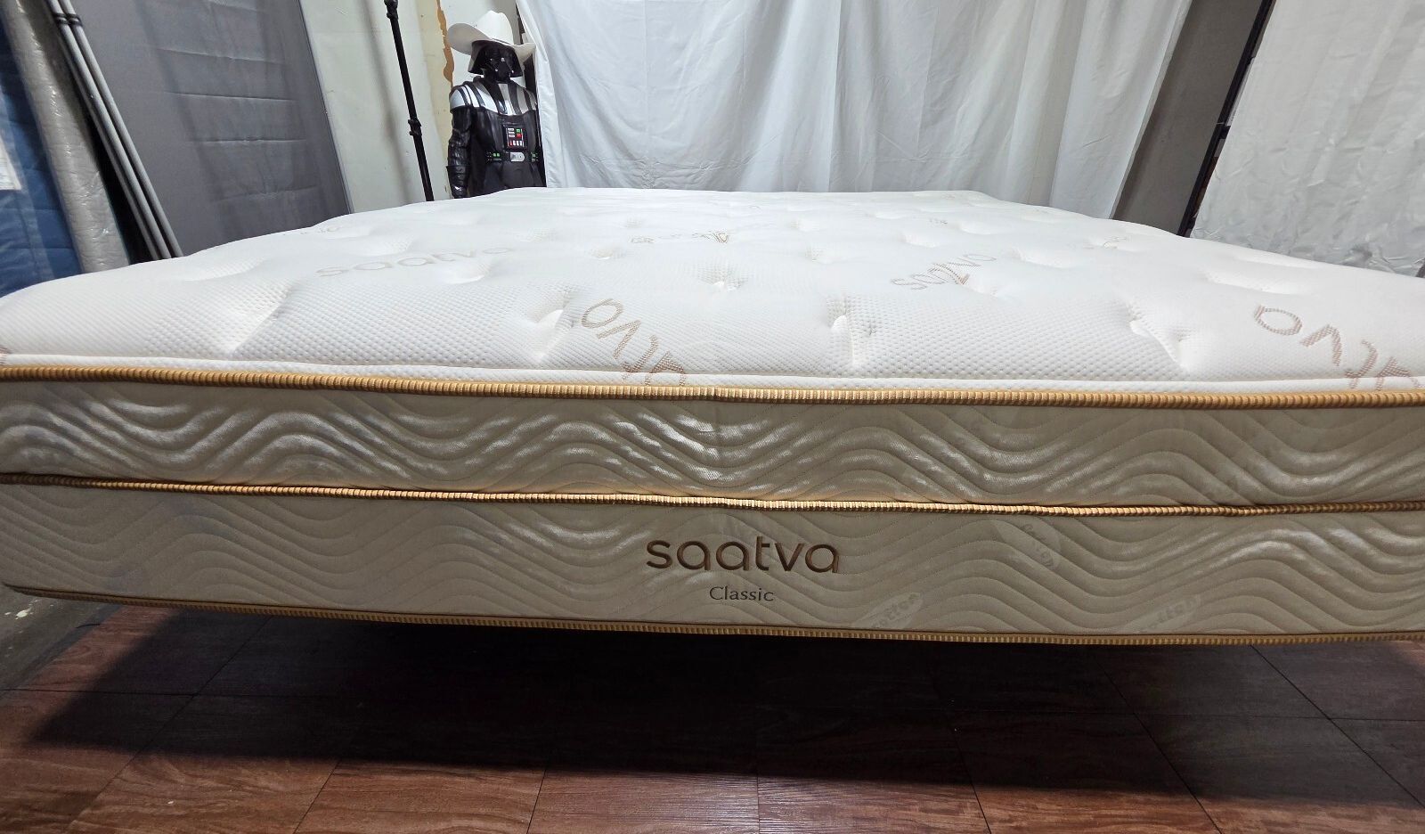 Saatva Classic Plush 14.5" King mattress, Like New Condition