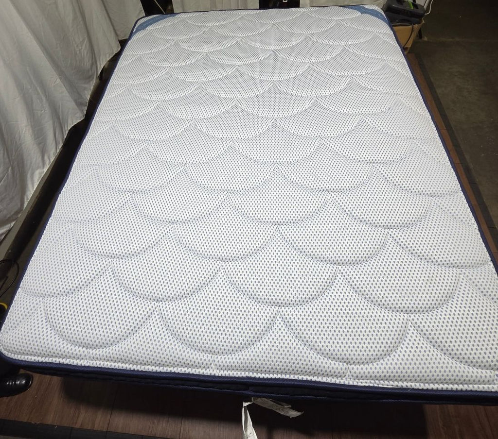 Dreamcloud Premier hybrid Queen mattress, Like New Condition