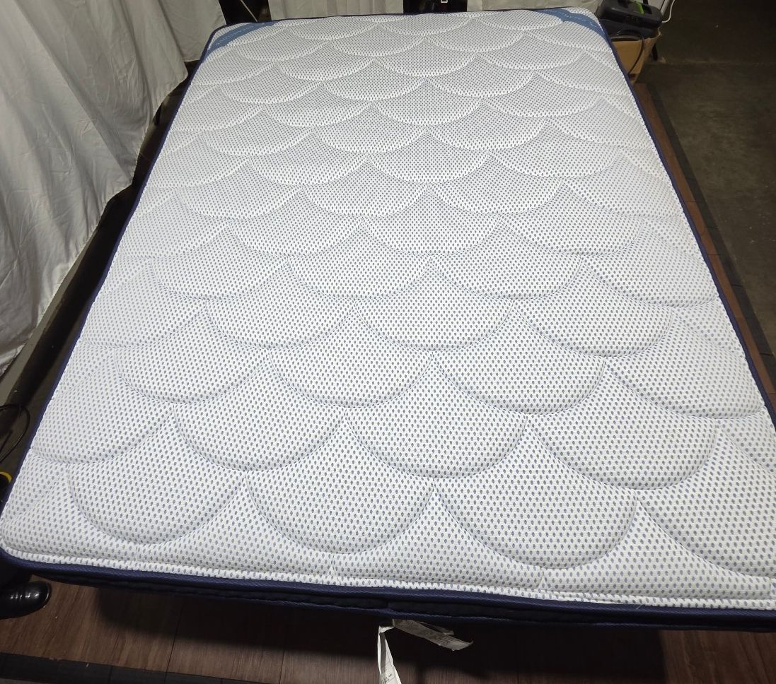 Dreamcloud Premier hybrid Queen mattress, Like New Condition