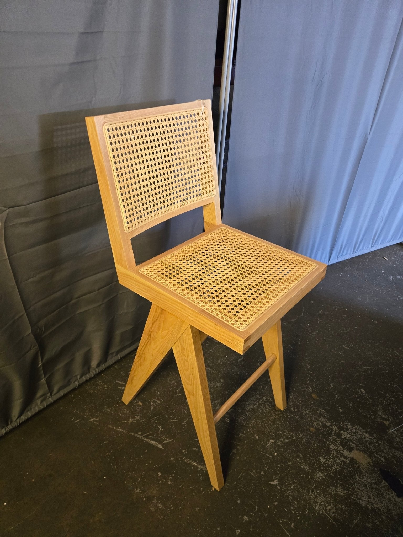 Safavieh Bar Stool with white seat cushion - PDX Furnish